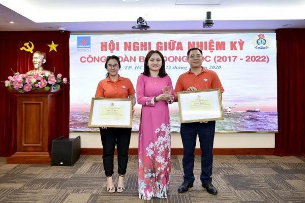 Chủ tịch Công đoàn Dầu khí Việt Nam trao tặng Bằng khen cho tập thể Công đoàn Công ty và cá nhân vì có thành tích xuất sắc trong phong trào thi đua lao động giỏi và xây dựng tổ chức Công đoàn vững mạnh giữa nhiệm kỳ 2017 – 2022. Ảnh: CĐ DK