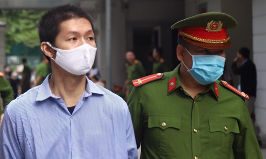 Nguyễn Minh Tuấn - bị cáo chính bạo hành con riêng của vợ dẫn đến tử vong. Ảnh: V.Dũng.