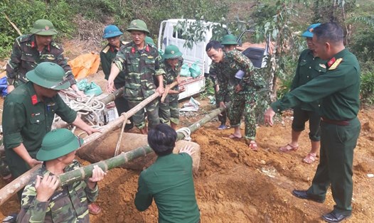 Ban Chỉ huy Quân sự huyện Lộc Hà phối hợp di dời quả bom để đưa đi tiêu hủy. Ảnh: TT.