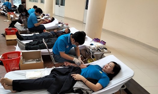 Bà Phạm Thị Lệ Dung, Phó Chủ tịch LĐLĐ tỉnh cùng người lao động tham gia hiến máu tình nguyện. Ảnh Đức Thiệm