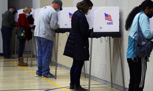 Cử tri điền vào các lá phiếu tại điểm bỏ phiếu ở Trung tâm Hoạt động McPaul tại Bel Air, quận Harford, bang Maryland trong quá trình bỏ phiếu sớm trong cuộc bầu cử tổng thống Mỹ 2020. Ảnh: Reuters.