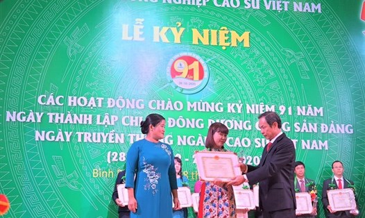 Ông Trần Ngọc Thuận (bên phải), trao tặng Giải thưởng "Sao vàng caosu" cho các cá nhân. Ảnh Nam Dương