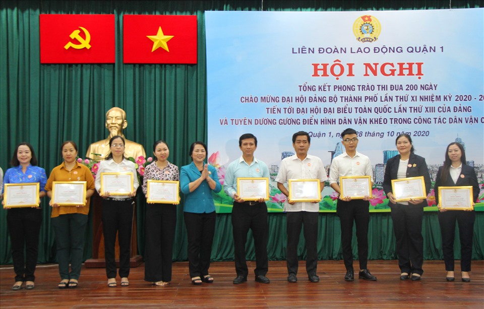 LĐLĐ quận 1, TPHCM tuyên dương các tập thể đã có thành tích tốt trong việc tổ chức phong trào thi đua 200 ngày chào mừng Đại hội Đảng bộ các cấp. Ảnh: Chân Phúc