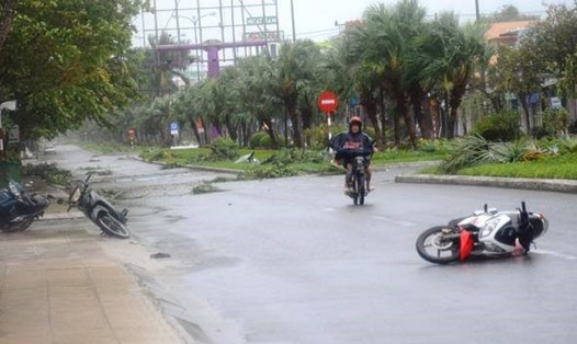 Gió mạnh ở Quảng Nam thổi ngã nhiều người đi đường. Ảnh: Thanh Chung