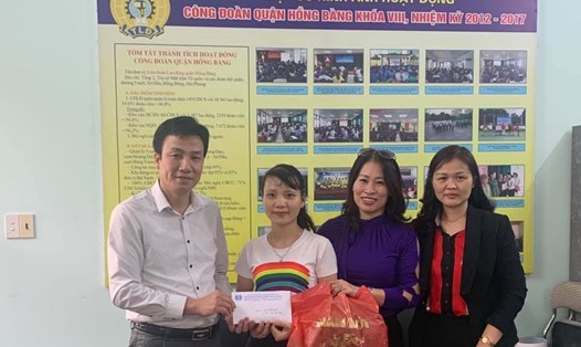 Lãnh đạo LĐLĐ quận Hồng Bàng trao kinh phí hỗ trợ sửa chữa nhà Mái ấm Công đoàn tặng đoàn viên. Ảnh Thanh Mai