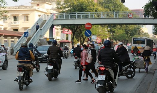 Cầu vượt bộ hành chỉ cách vài bước chân nhưng nhiều người trẻ vẫn chọn cách băng ngang đường bất chấp nguy hiểm. Ảnh: Hải Nguyễn