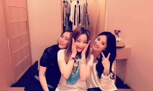 Song Hye Kyo (ngoài cùng bên phải) có tình bạn đẹp cùng nhiều ngôi sao nổi tiếng của Kbiz. Ảnh chụp màn hình.