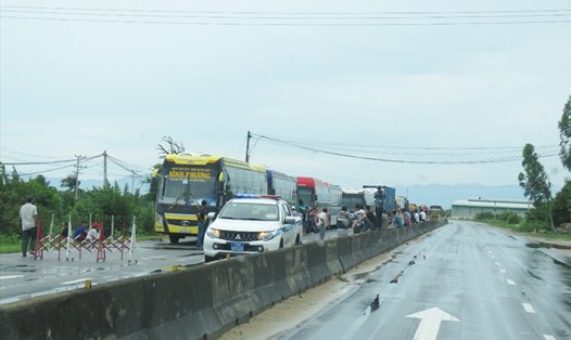 Các phương tiện lưu thông trên quốc lộ 1 từ Khánh Hoà đi Phú Yên phải dừng lại để đảm bảo an toàn cho đến khi bão số 9 đi qua. Ảnh: Phương Linh