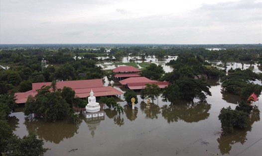 Ngôi chùa ở huyện Nong Sung, tỉnh Nakhon Ratchasima, Thái Lan bị ngập sâu trong nước vào ngày 28.10. Do ảnh hưởng của bão Molave, mưa sẽ tiếp tục xảy ra ở Thái Lan trong những ngày tới. Ảnh: Bangkok Post