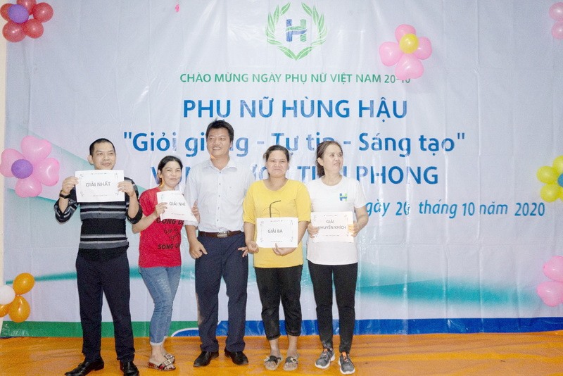 Tổng các giải thưởng trị của hoạt động vui chơi giải trí được ủng hộ “Quỹ Trái tim Hùng Hậu” để  giúp đỡ đồng bào miền Trung bị ảnh hưởng thiên tai, lũ lụt. Ảnh: CĐ NN