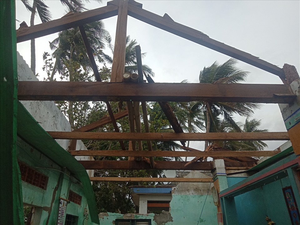 Căn nhà anh Dương bị sập hết phần mái.