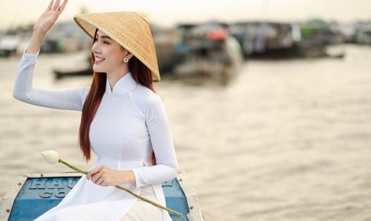 Hoa hậu Phan Thị Mơ xinh đẹp trong tà áo dài. Ảnh: NSCC