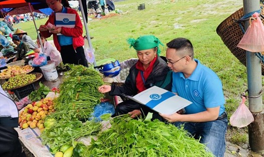 Nhân viên BHXH tỉnh Lai Châu tuyên truyền chính sách BHXH tự nguyện tới người dân. Ảnh: Thư Anh
