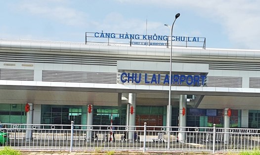 Nhà ga sân bay Chu Lai bị tốc mái, vỡ kính. Ảnh:GT