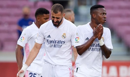 Karim Benzema thể hiện thái độ rất không hài lòng với đồng đội trẻ ngay trên sân. Ảnh: Getty Images