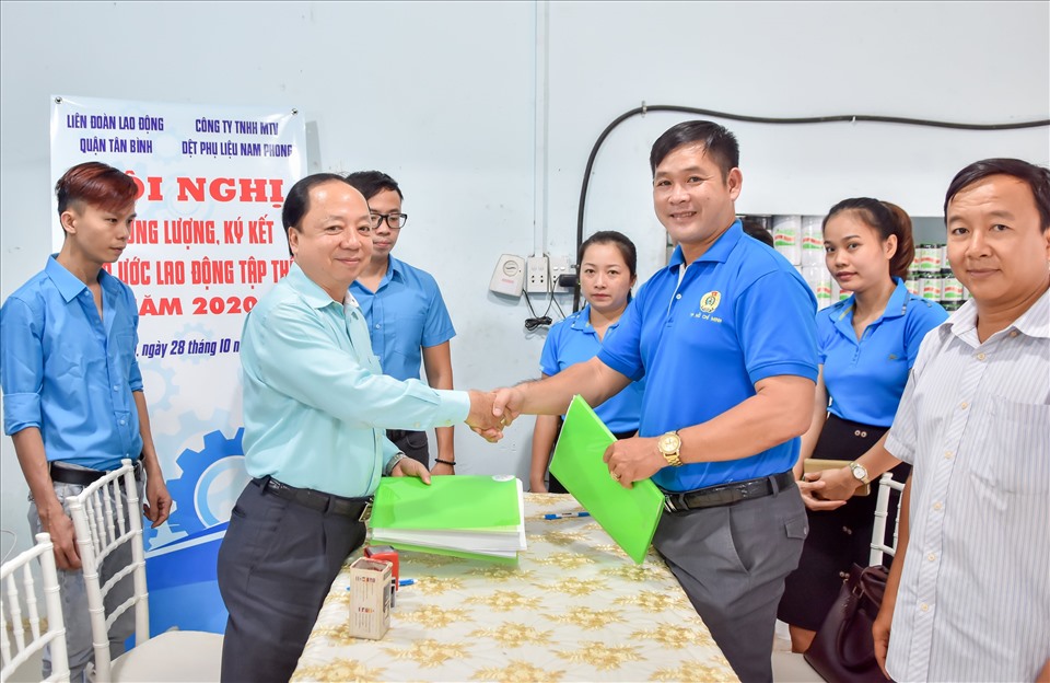 Đại diện LĐLĐ Quận Tân Bình và Công ty TNHH MTV Dệt phụ liệu Nam Phong ký thỏa ước lao động tập thể. Ảnh Đức Long