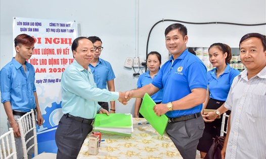Đại diện LĐLĐ Quận Tân Bình và Công ty TNHH MTV Dệt phụ liệu Nam Phong ký thỏa ước lao động tập thể. Ảnh Đức Long
