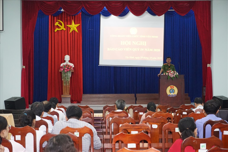 Thiếu tá Huỳnh Văn Sửu - Đội trưởng Phòng Cảnh sát hình sự Công an tỉnh triển khai báo cáo 2 chuyên đề. Ảnh LĐLĐ Tây Ninh