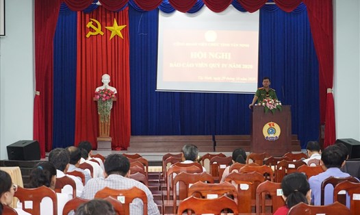 Thiếu tá Huỳnh Văn Sửu - Đội trưởng Phòng Cảnh sát hình sự Công an tỉnh triển khai báo cáo 2 chuyên đề. Ảnh LĐLĐ Tây Ninh