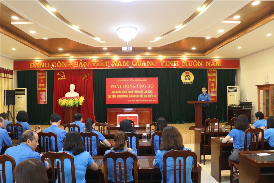 Liên đoàn Lao động tỉnh Hoà Bình phát động ủng hộ nhân dân, CNVCLĐ các tỉnh miền Trung khắc phục hậu quả thiên tai. Ảnh: Mạnh Cường.