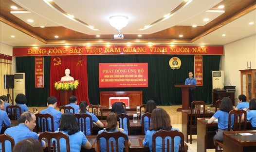 Liên đoàn Lao động tỉnh Hoà Bình phát động ủng hộ nhân dân, CNVCLĐ các tỉnh miền Trung khắc phục hậu quả thiên tai. Ảnh: Mạnh Cường.