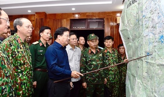 Phó Thủ tướng Trịnh Đình Dũng chỉ đạo tìm kiếm cứu nạn do sạt lở đất nghiêm trọng tại Quảng Nam. Ảnh: Ngọc Hà