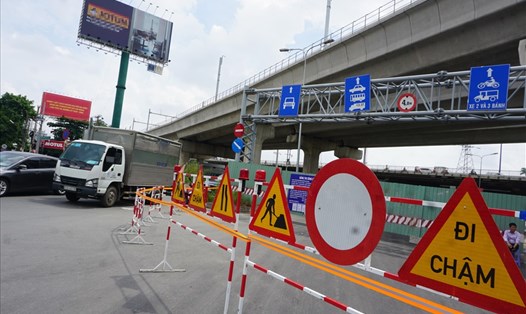 Cơ quan chức năng chính thức thực hiện đặt rào chắn cấm tất cả xe qua cầu vượt Nguyễn Hữu Cảnh từ ngày 29.10. Ảnh: Minh Quân