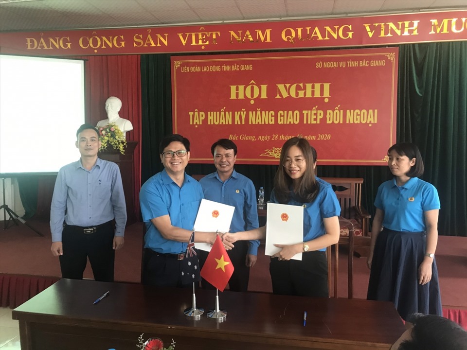 Các đoàn viên thực hành tình huống trong Hội nghị tập huấn. Ảnh: Phạm Văn Thường.