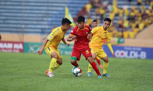 SLNA (áo đỏ) đã thua Nam Định 0-3 ở giai đoạn 1. Nếu khát khao trả món nợ này, họ sẽ khiến đội bóng thành Nam khó lòng có điểm. Ảnh: VPF.