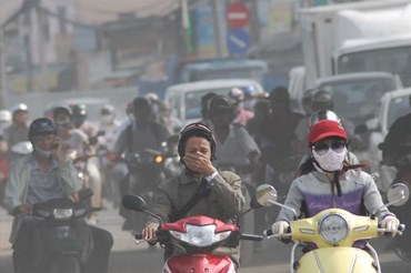 Người lái xe máy phải luôn mang khẩu trang khi lưu thông trong bối cảnh ô nhiễm không khí. Ảnh: Yadea.
