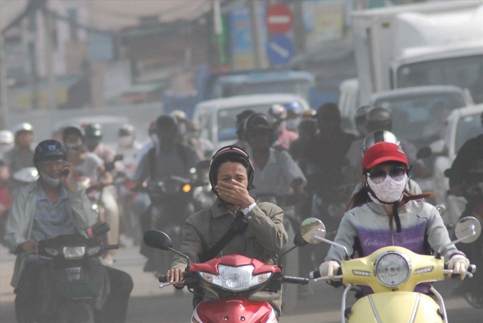 Người lái xe máy phải luôn mang khẩu trang khi lưu thông trong bối cảnh ô nhiễm không khí. Ảnh: Yadea. Người lái xe máy phải luôn mang khẩu trang khi lưu thông trong bối cảnh ô nhiễm không khí. Ảnh: Yadea.