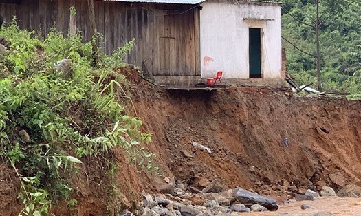 Nhiều nhà dân sau bão số 9 đối diện nguy cơ bị sạt lở núi vùi lấp. Ảnh TA