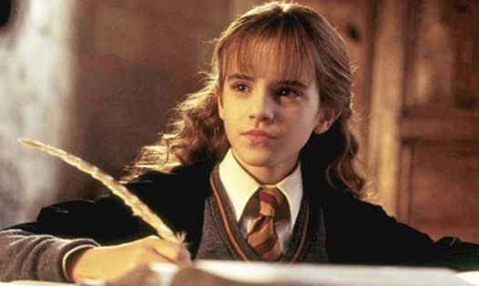 Emma Watson thành danh từ vai diễn nữ phù thủy Hermione trong phim "Harry Potter" Ảnh nguồn: Mnet.