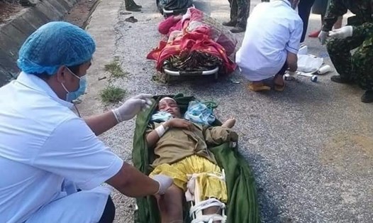 33 người sống sót, bị thương trong vụ sạt núi ở thôn 1 Trà Leng đang được đưa đi cấp cứu. Ảnh: Khánh Nguyên
