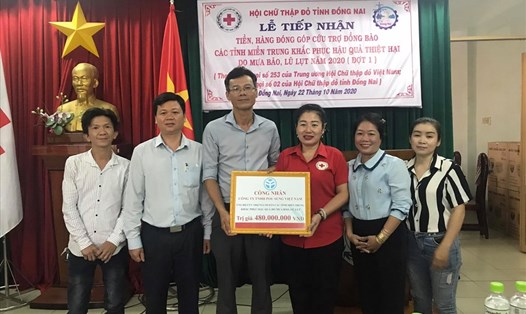 Chủ tịch Công đoàn Pousung VN Lê Nhật Trường chuyển số tiền công nhân quyên góp cho Hội chữ thập đỏ tỉnh Đồng Nai để hỗ trợ người dân miền Trung. Ảnh: Minh Châu