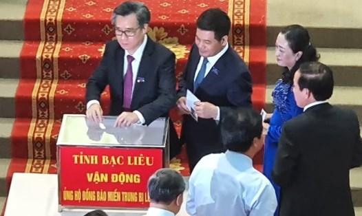 Các đại biểu, khách mời tại Đại hội Đại biểu Đảng bộ tỉnh Bạc Liêu tham gia ủng hộ đồng bào miền Trung bị lũ lụt (ảnh Nhật Hồ)
