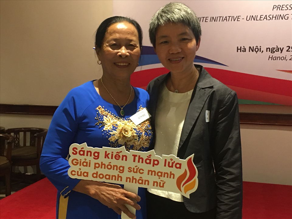 Chị Lê Thị Đức (bên trái) và Giám đốc Quốc gia của CARE Quốc tế tại Việt Nam Lê Kim Dung. Ảnh: Hải Anh