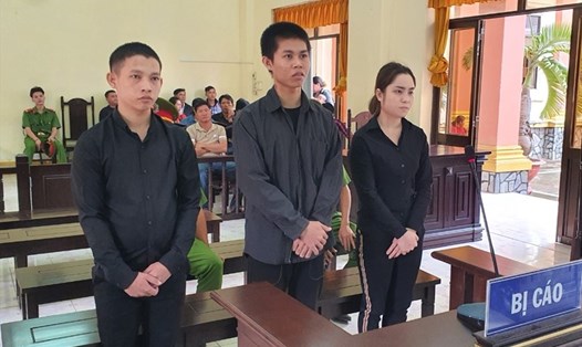 3 bị cáo Lènh, Toàn và Duyên (bên trái sang) tại phiên toà xét xử tội mua bán trái phép chất ma túy. Ảnh: PV
