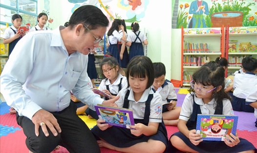Thầy Ngô Hồng Khiêm tham quan tiết đọc sách tại Thư viện Thân thiện trong Trường Tiểu học Hồng Bàng mà thầy đã hỗ trợ hơn chục triệu đồng tiền trang bị sách. Ảnh: Lục Tùng