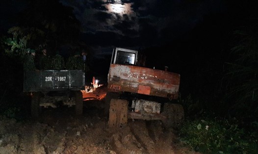 Sẽ mở đường xuyên đêm để tiếp cận hiện trường cứu nạn 11 người bị vùi lấp ở thôn 6, Phước Lộc, Phước Sơn. Ảnh: Nguyễn Kỷ