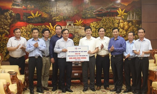 Bí thư Tỉnh ủy Quảng Trị Lê Quang Tùng và Chủ tịch UBND tỉnh Võ Văn Hưng đón nhận tình cảm từ sự đóng góp của công nhân viên, người lao động EVN