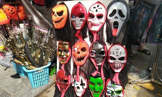 Những đồ hóa tranh kinh dị mùa Halloween được bày bán ở Hà Nội. Ảnh: Huyền Chang