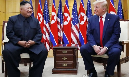 Ông Kim Jong-un và Tổng thống Mỹ Donald Trump trong cuộc gặp tại biên giới liên Triều năm 2019. Ảnh: Yonhap.