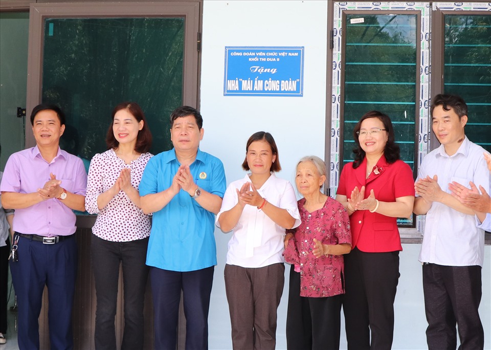 Lãnh đạo các đơn vị trao nhà "mái ấm công đoàn" cho đoàn viên Hà Thị Chanh. Ảnh: Ngọc Liêm.