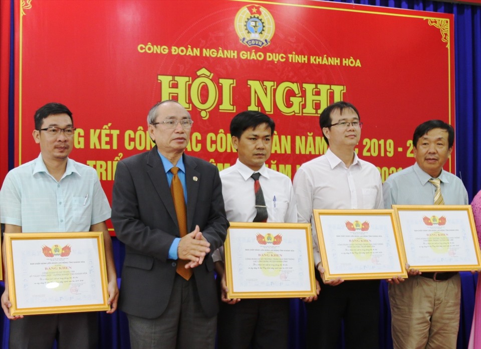 Ông Nguyễn Hòa, chủ tịch LĐLĐ tỉnh tặng bằng khen cho các tập thể, cá nhân có thành tích xuất sắc trong năm học 2019-2020. Ảnh: Phương Linh