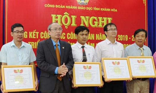 Ông Nguyễn Hòa, chủ tịch LĐLĐ tỉnh tặng bằng khen cho các tập thể, cá nhân có thành tích xuất sắc trong năm học 2019-2020. Ảnh: Phương Linh