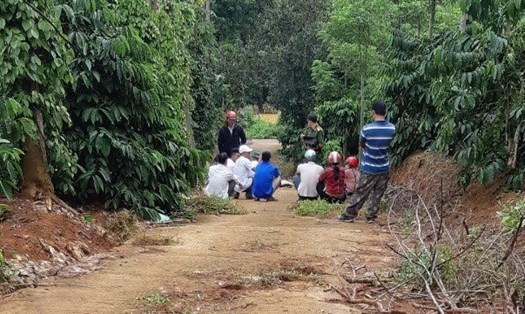Công an điều tra cái chết của 3 cha con ở xã Nam Xuân, huyện Krong Nô. Ảnh: Bảo Lâm