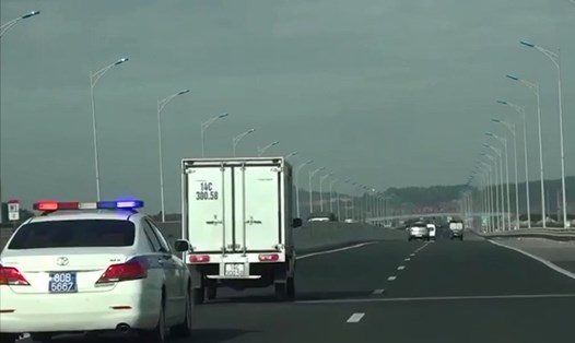 Tài xế xe tải không nhường đường cho đoàn xe ưu tiên. Ảnh: Cục Cảnh sát giao thông.