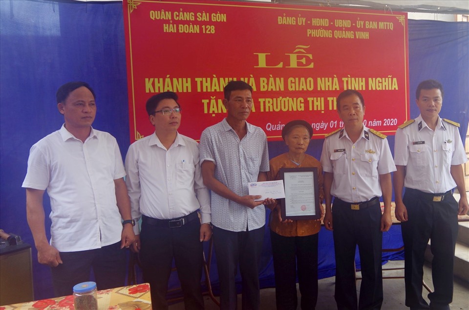 Đồng chí Thượng tá Hoàng Lê Minh, Phó Hải đoàn trưởng trao Quyết định và tặng quà cho gia đình bà Trương Thị Thinh. Ảnh: Công Hoan - Văn Lâm