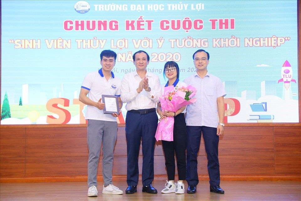 Nhóm tác giả đạt giải Nhất. Ảnh: TLU Nhóm tác giả đạt giải Nhất. Ảnh: TLU